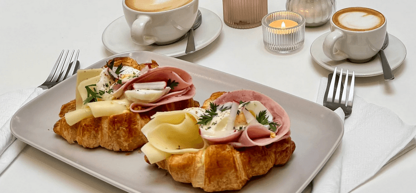 Posezení u Karlova mostu: croissant se šunkou, sýrem, vejcem a nápoj dle výběru