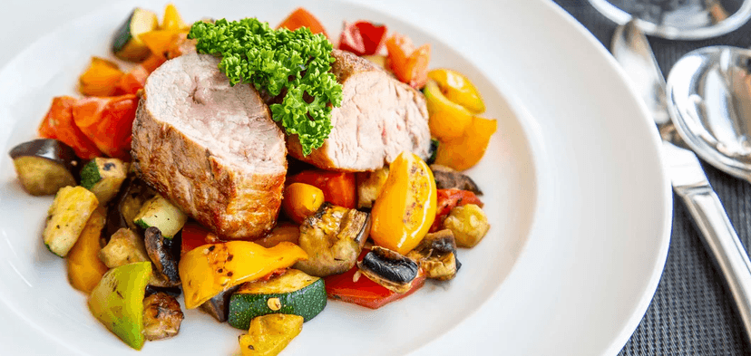 4chodové menu a 50minutový relax ve vířivce a panoramatické sauně pro 2 osoby