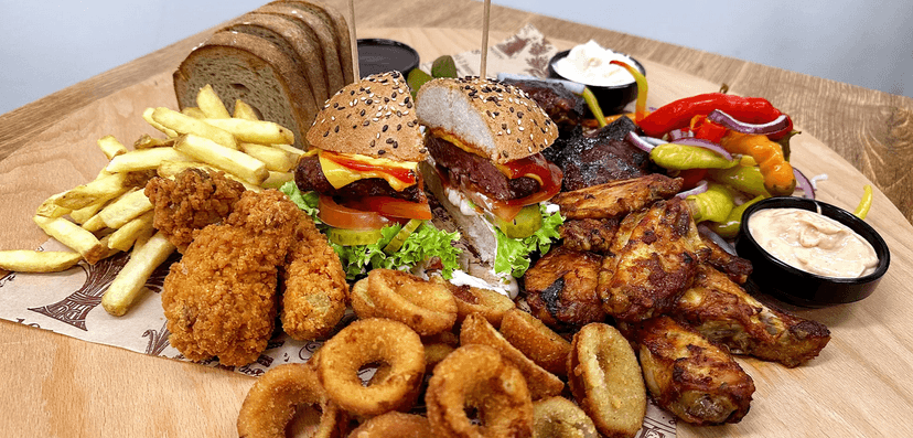 Americký set s žebry, kuřecími křídly a stripsy, burgerem a přílohami pro dva