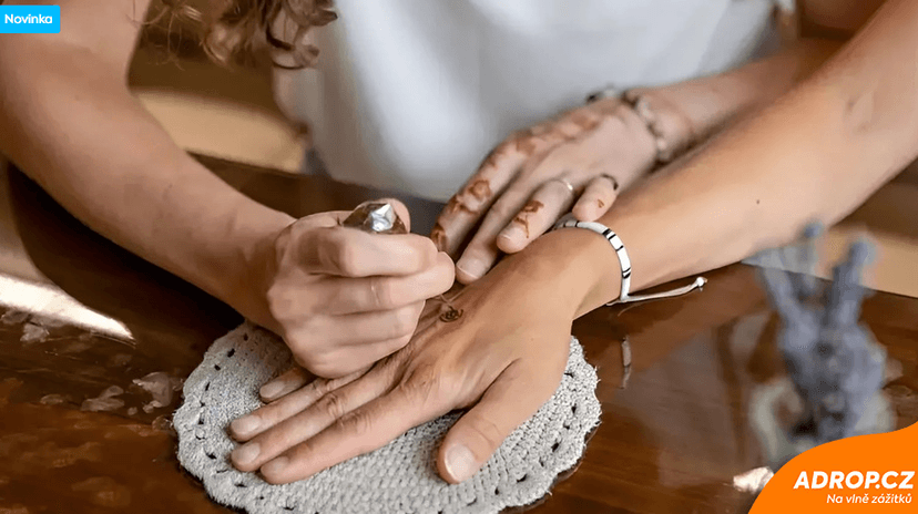 Malování na kůži přírodními barvami: henna nebo jagua