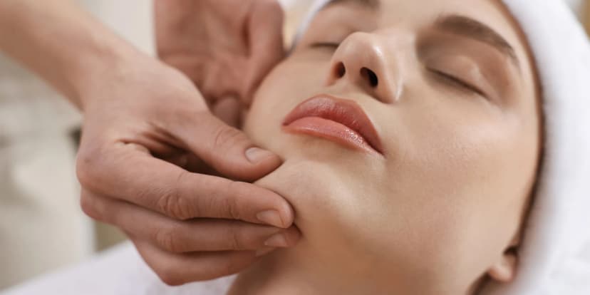 Kosmetická ošetření: carbon peeling obličeje i dekoltu či gua-sha masáže