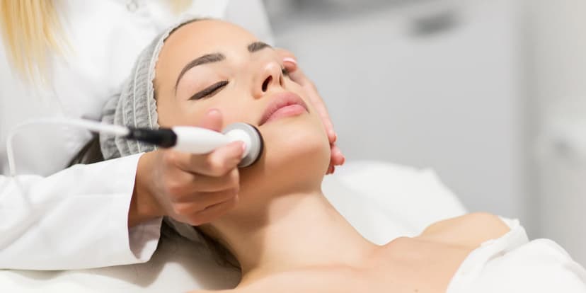 Kosmetické ošetření s peelingem, radiofrekvenčním liftingem a maskou