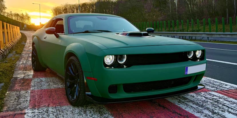 Pronájem Dodge Challenger V8 HEMI SHAKER na 12 nebo 24 hod.