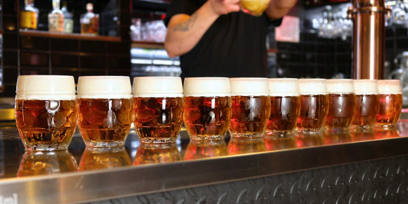 Metr piv: 10x polotmavý ležák Fire Beer pro celou partu