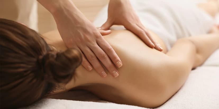 Masáž dle výběru: relaxační, léčebná, lávové kameny i baňkování, 60–90 min.
