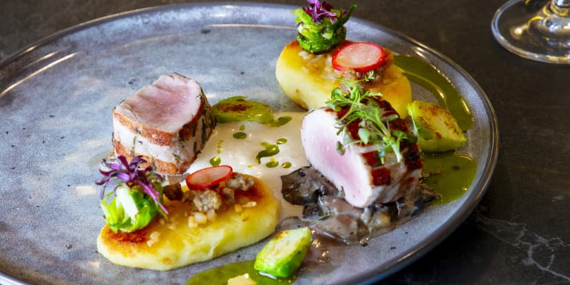 Degustační menu pro dva v restauraci U Eichlerů: husí paštika, vepřová panenka, lívance z podmáslí i nápoje